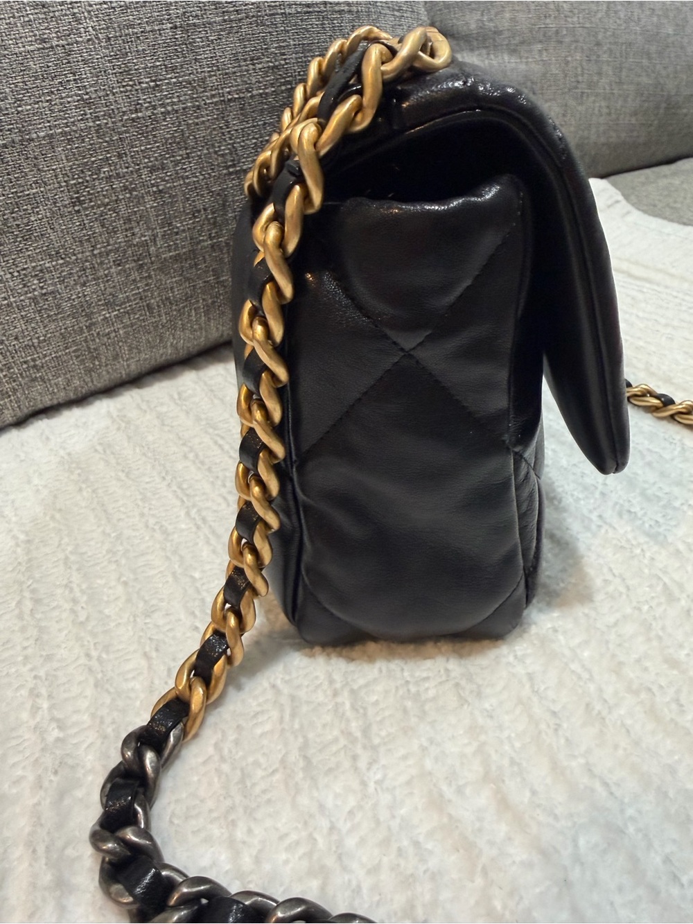 CHANEL Black Quilted Leather Shoulder Bag with Gold Hardware - Picture 4 of 16